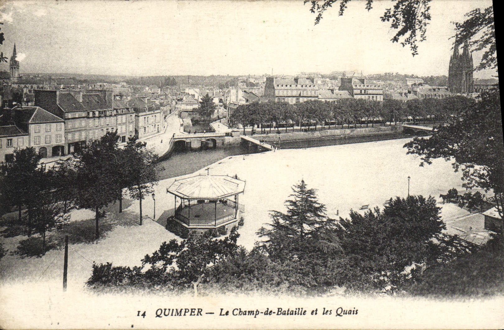 CPA Quimper Le Champ De Bataille Et Les Quais Kiosque