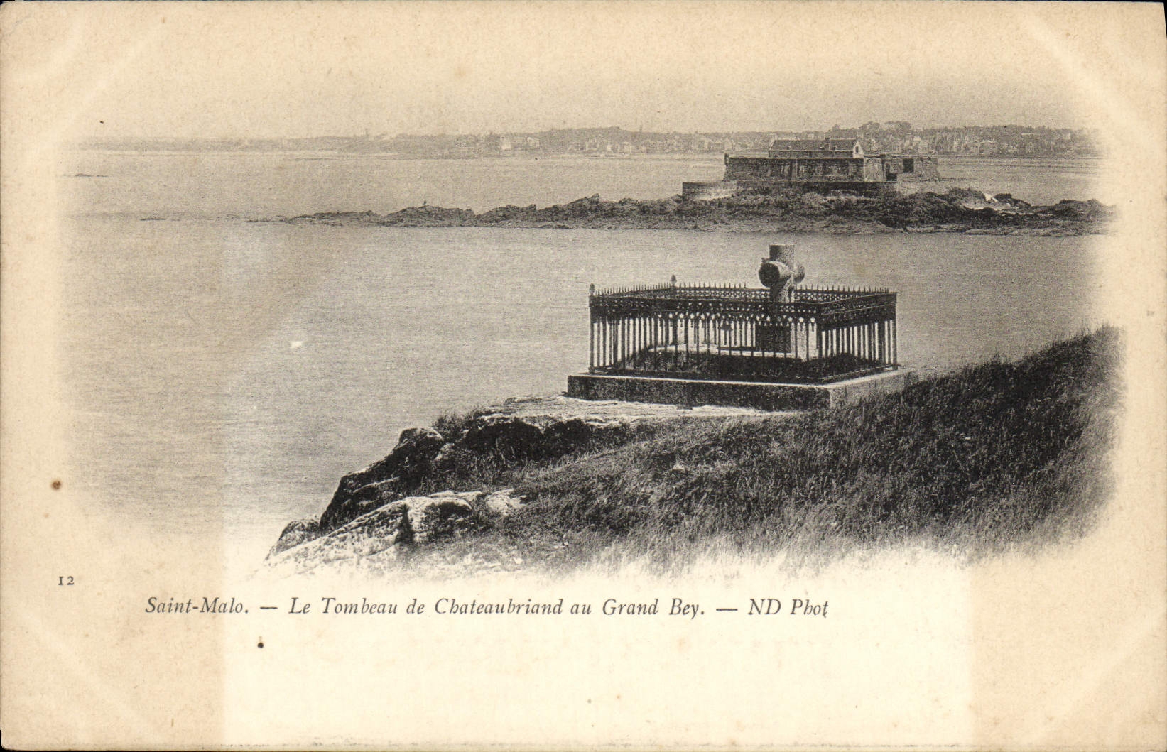 Saint-Malo — Le Tombeau de Chateaubriand au Grand Bey — ND Pbot