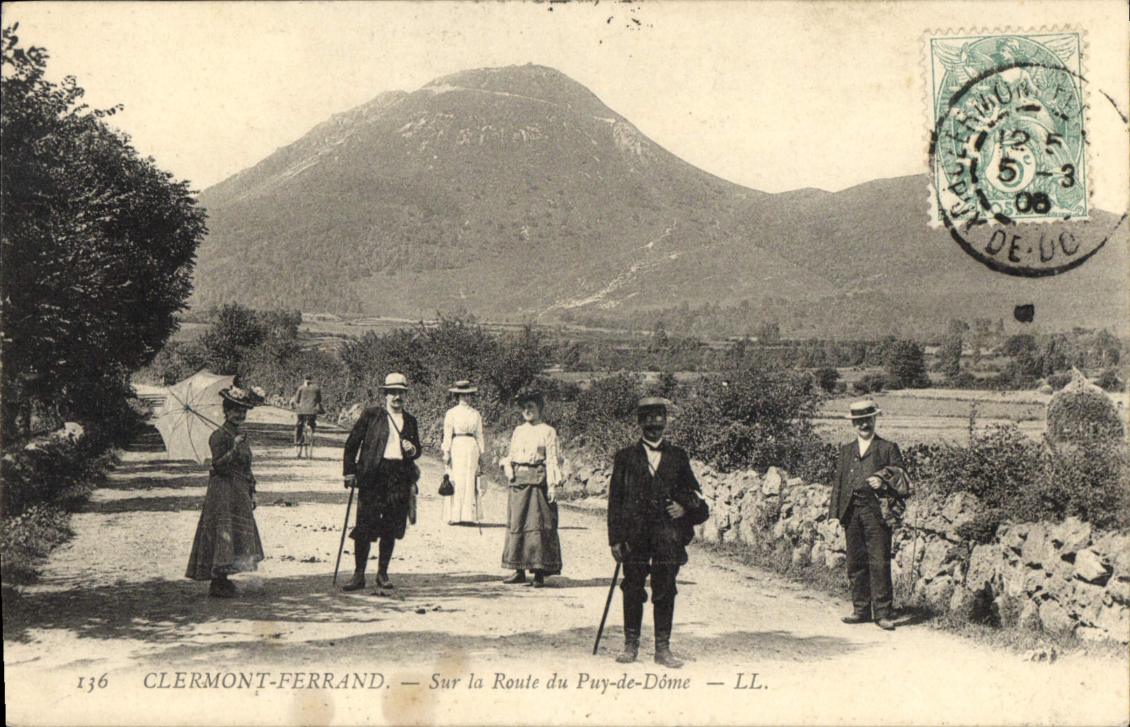 CPA Clermont Ferrand Sur La Route Du Puy De Dome