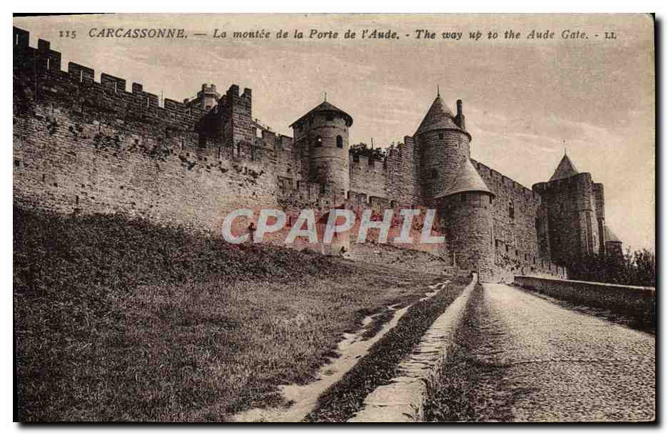 CPA Carcassonne La Montee De La Porte De l'Aude