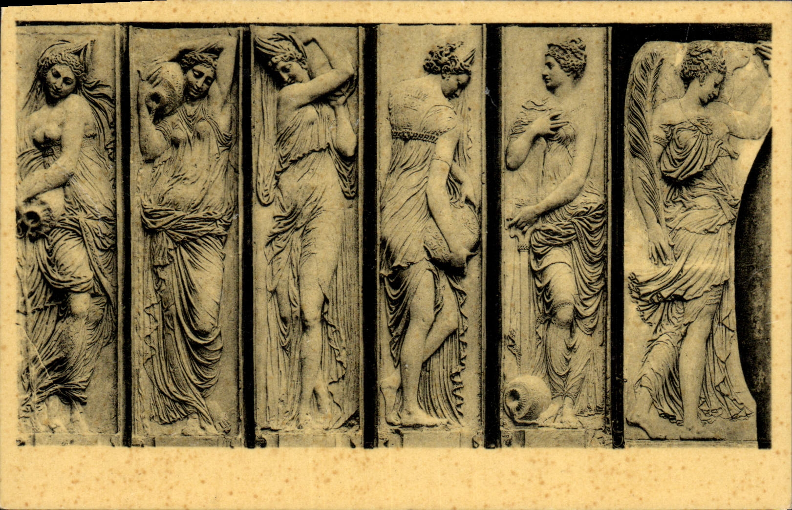 Nymphes de la Fontaine des Innocents — Façade du Palais du Louvre — GOUJON (Jean) — Série 3e. S.-III. N° 8