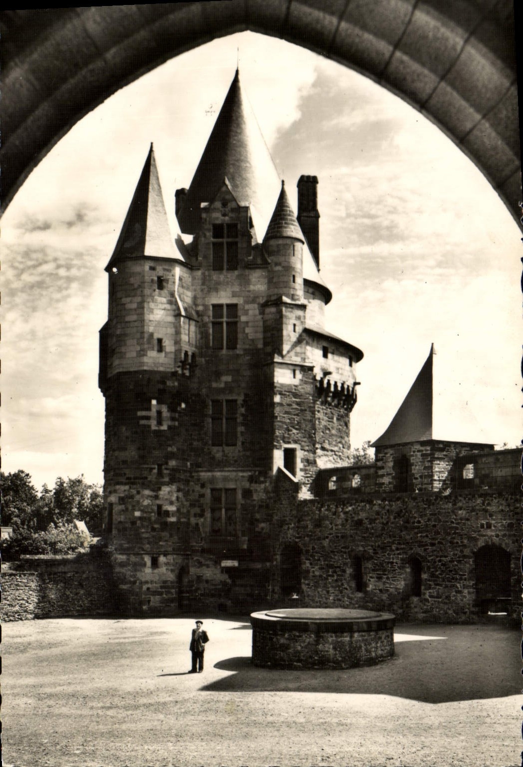 VITRE (Ille et Vilaine) — Tour Saint-Laurent vue de la Galerie Gothique du Château — Les Éditions Coteau