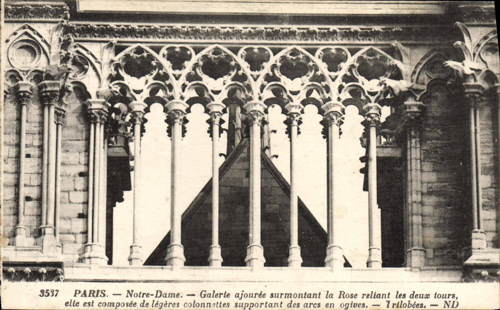 CPA Paris Notre Dame Galerie Ajouree Surplombant La Rose Reliant les deux tours