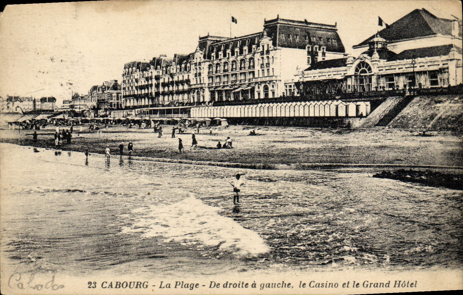 CPA Cabourge La Plage De Droite A Gauche Le Casino Et Le Grand Hotel