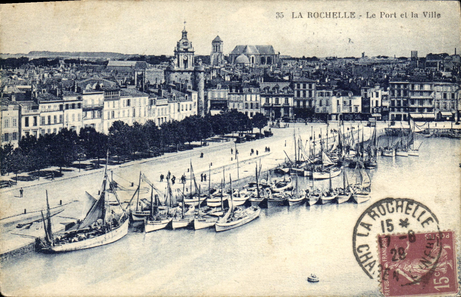 CPA La Rochelle Le Port Et La Ville Bateaux
