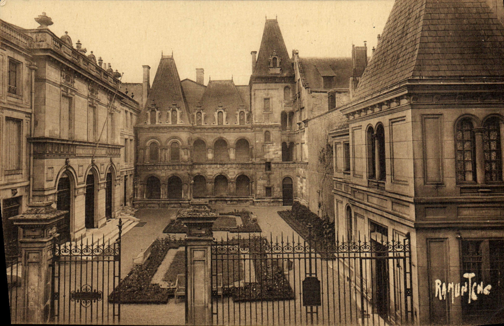 Les vieilles demeures de LA ROCHELLE — Maison Henri II — Éditeur Raymond Bergevin