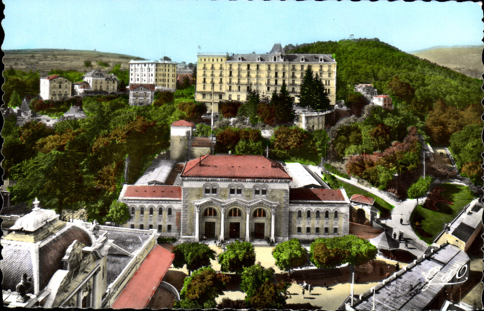 CPM L Auvergne Chatelguyon Etablissement Thermal Hotels Et Mont Chalusset