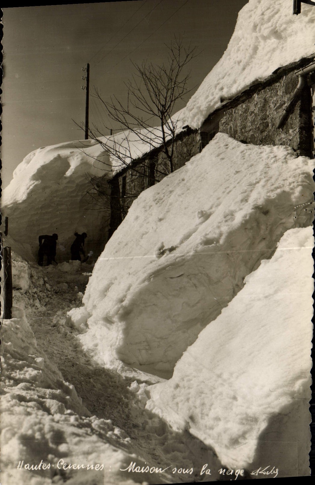 Hautes-Cévennes : Maison sous la neige à Lebey