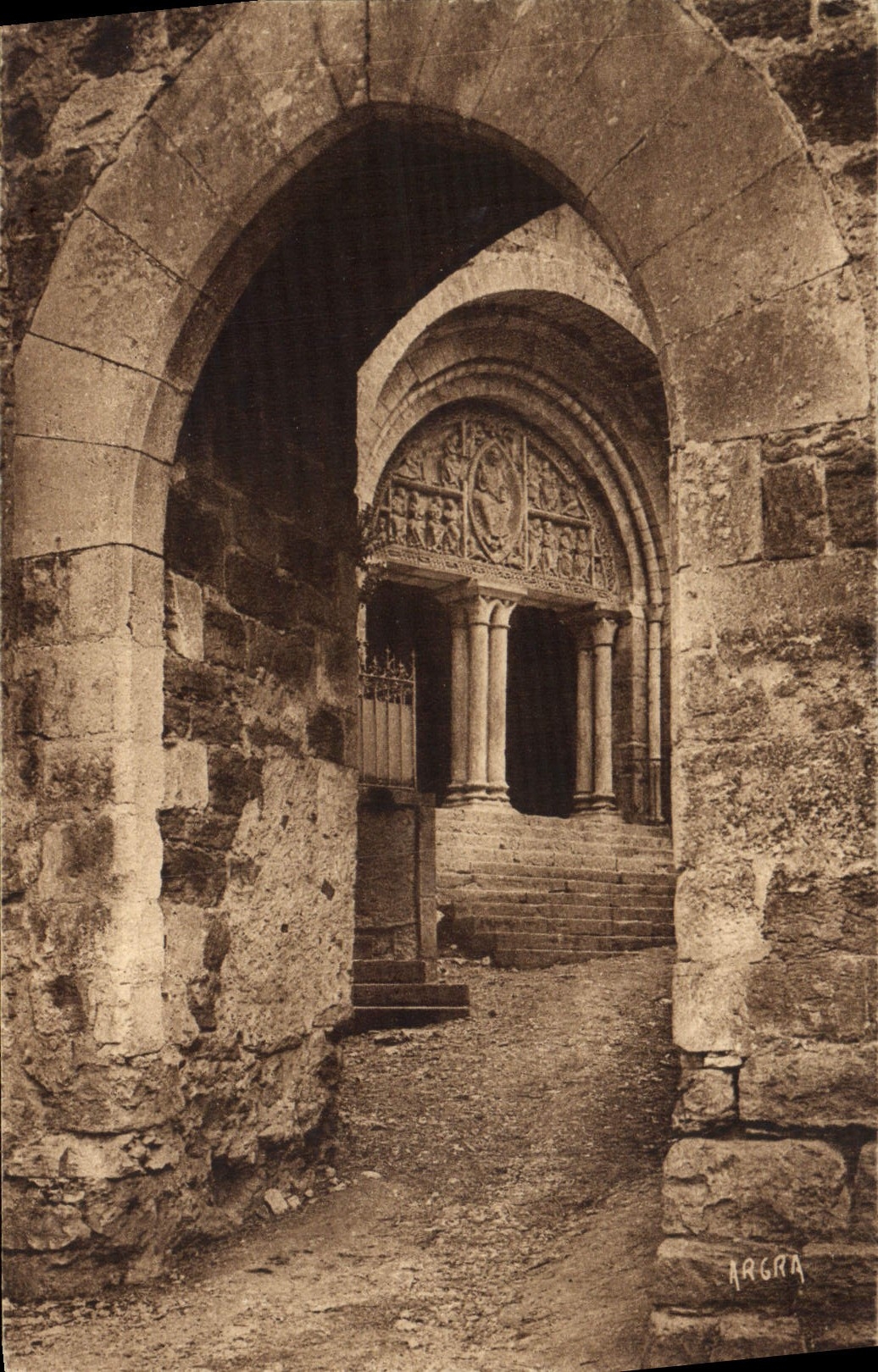 Carenac (Lot) — Porte fortifiée et entrée de l'église — Les Arts Graphiques, Toulouse