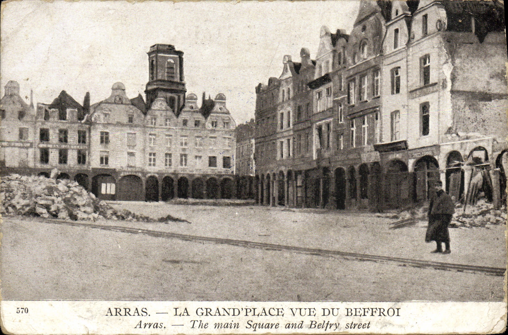 CPA Arras La Grande Place Vue Du Beffroi Militaria