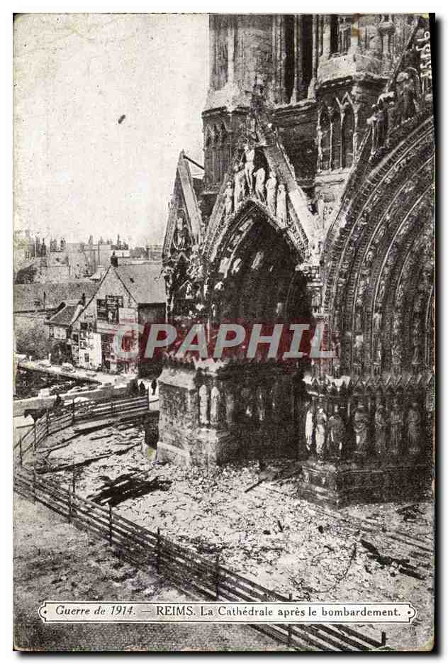 CPA Reims La cathedrale apres le bombardement Militaria
