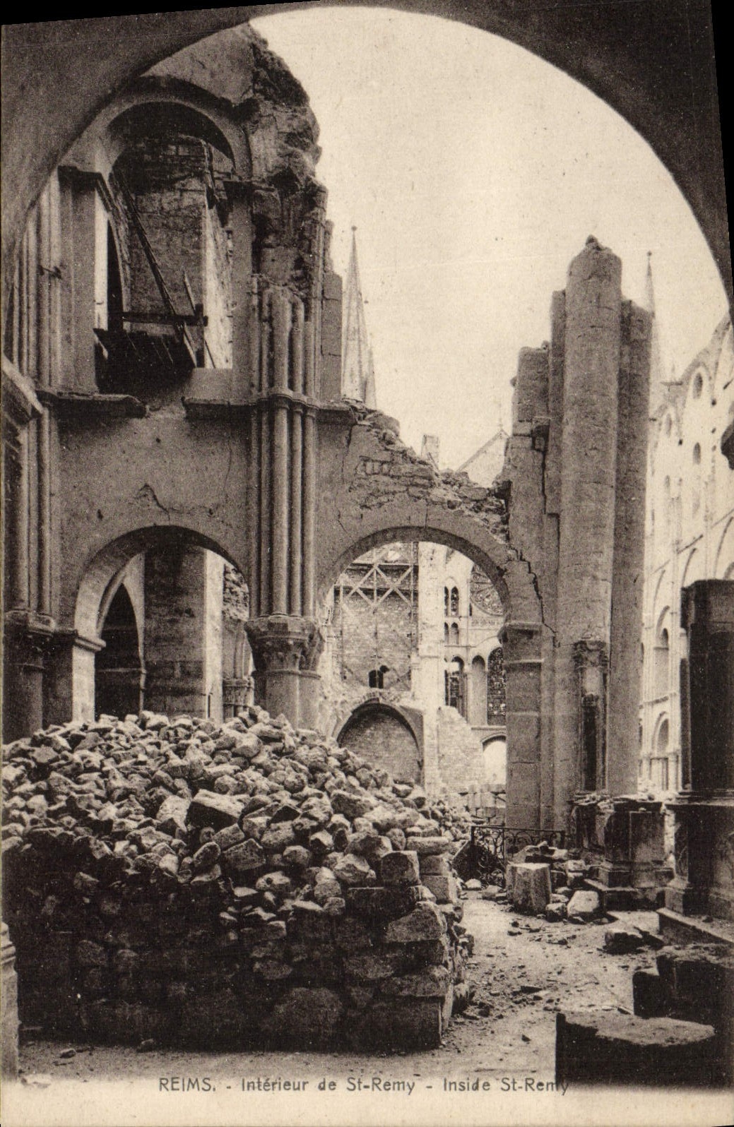 CPA Reims Interieur de St Remy Militaria