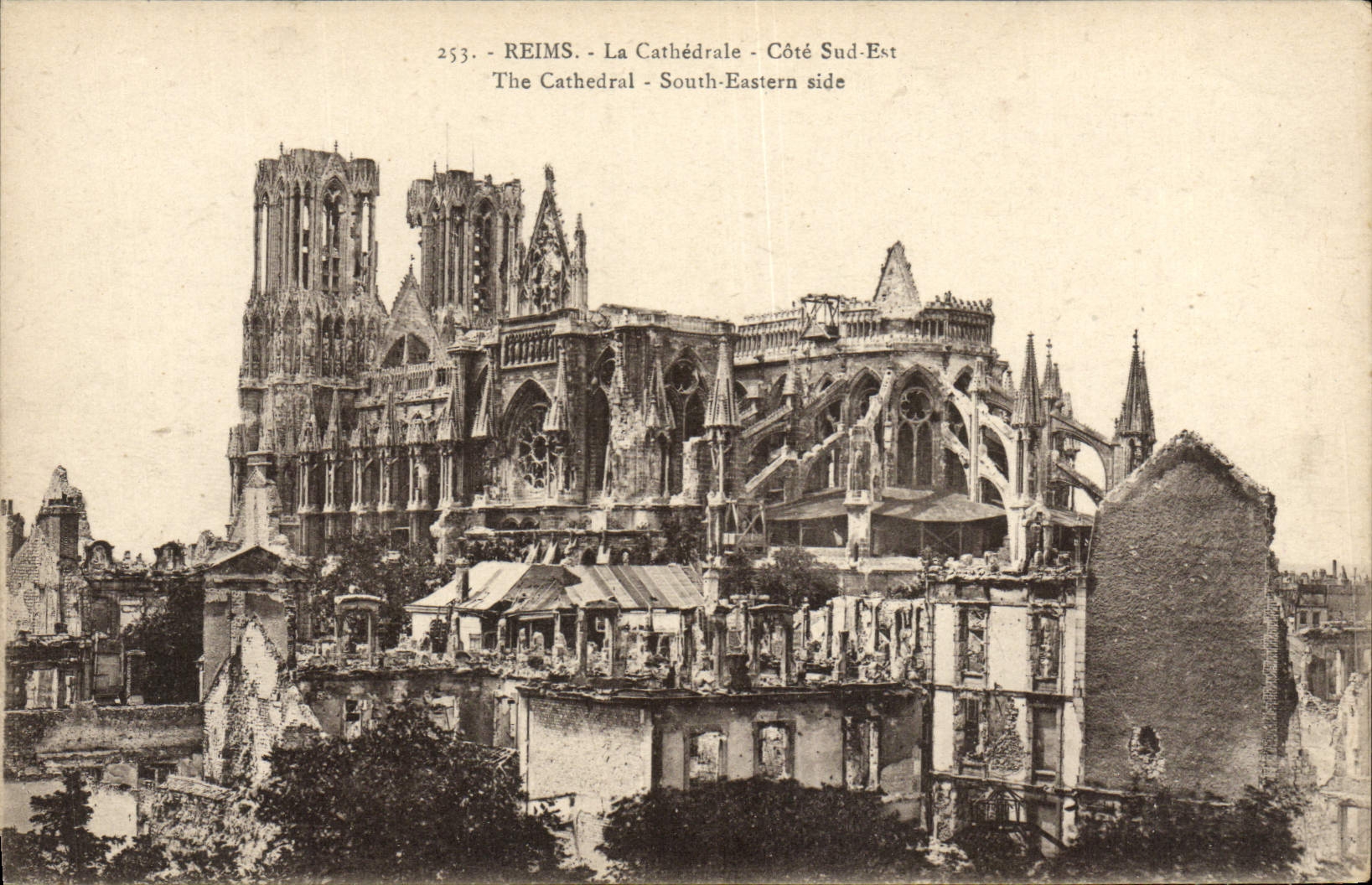 CPA Reims La Cathedrale cote Sud Est Militaria