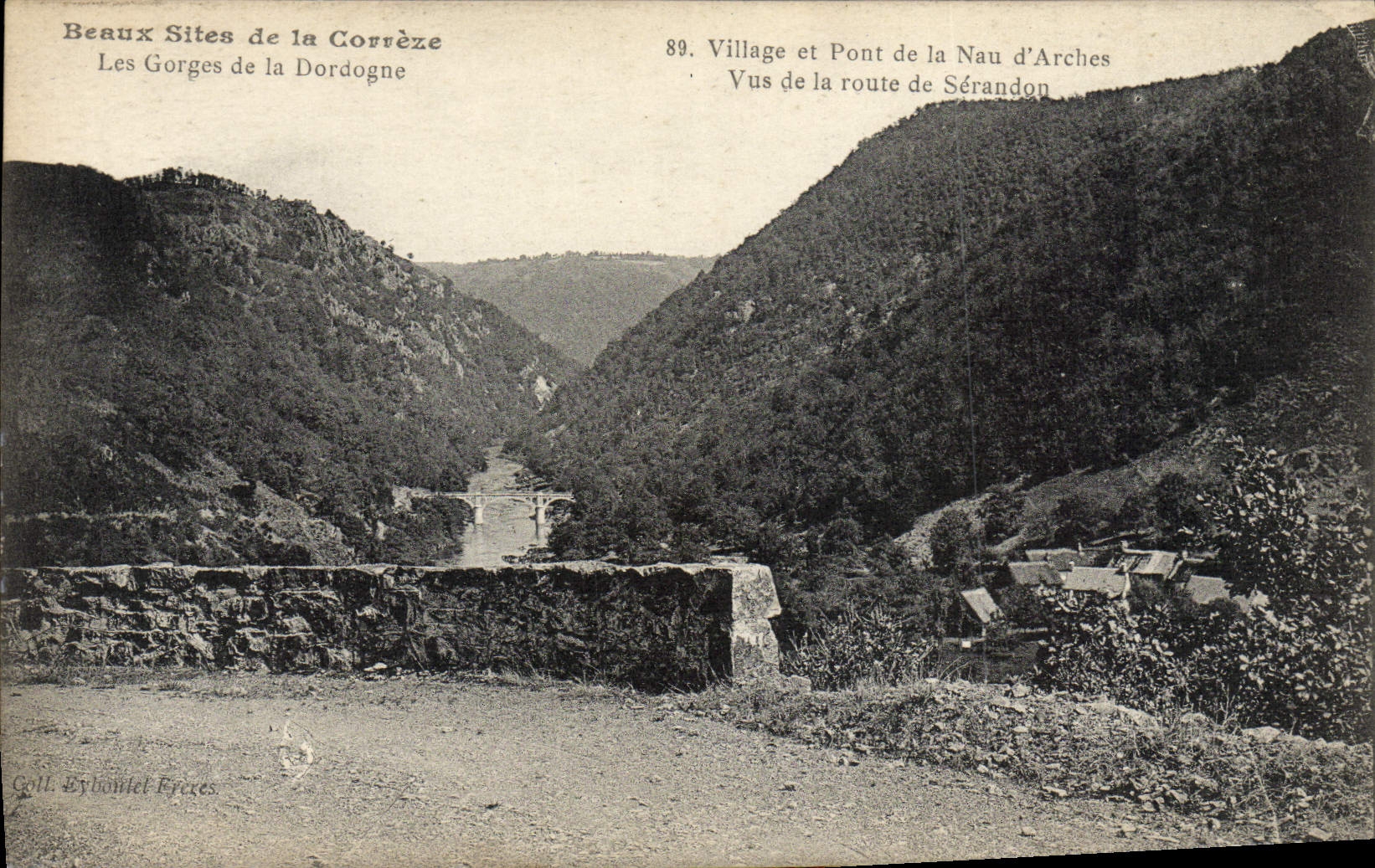 CPA Beaux Sites de la Correze Les Gorges de la Dordogne Village et le pont de la Nau d'Arches Vus de la route Serandon