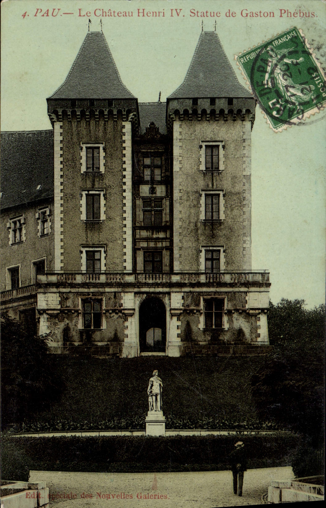 CPA Pau Le Chateau Henri IV Statue de Gaston Phebus 