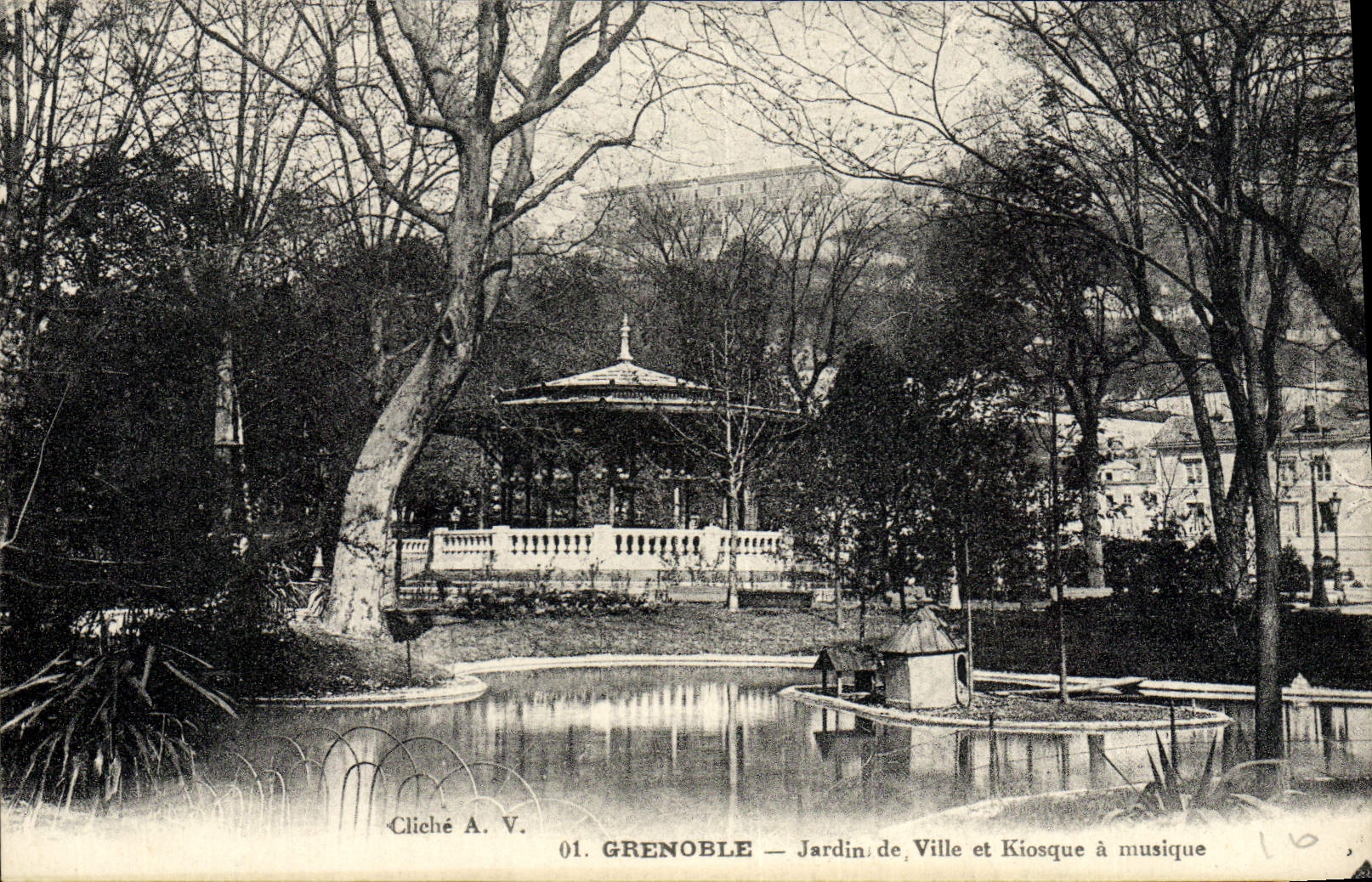 CPA Grenoble Jardin de Ville et Kiosque a musique