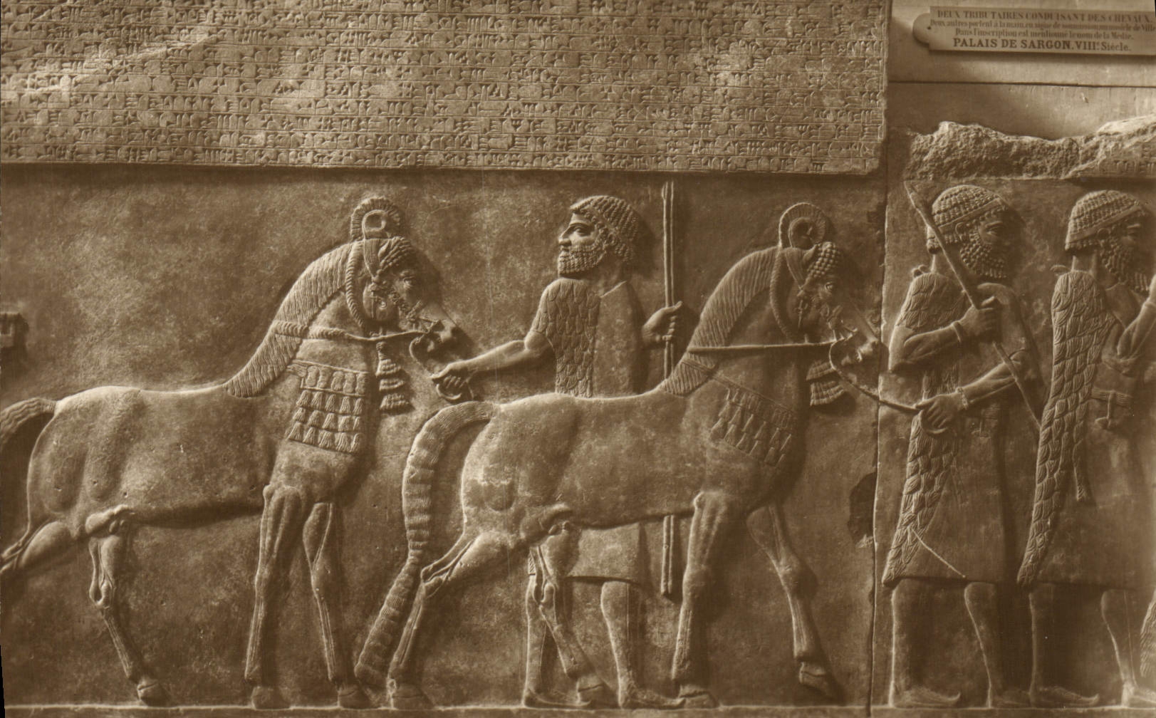 Palast von Sargon — Zwei assyrische Offiziere, die Pferde führen — Serie VIII — Louvre