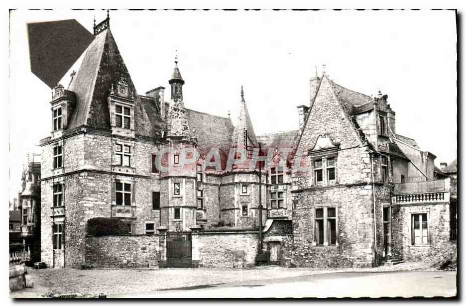 Le Mans (Sarthe) — Place du Château. Le Grabatoire (Évêché) XVIe siècle et la Maison du Pèlerin (XVIe siècle). Marie de Médicis y séjourna en 1614.