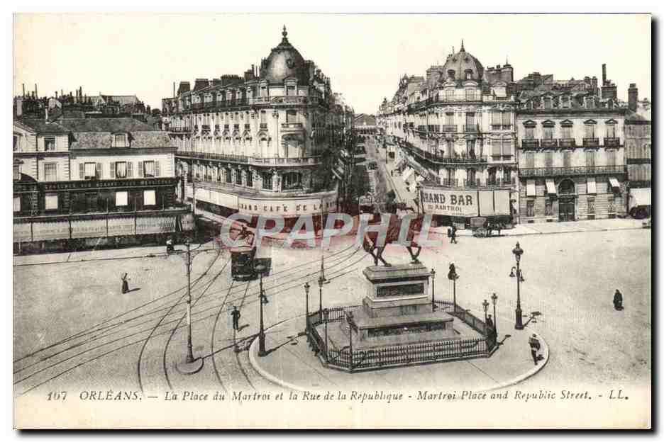 CPA Orleans La Place Du Martrot Et La Rue De La Republique