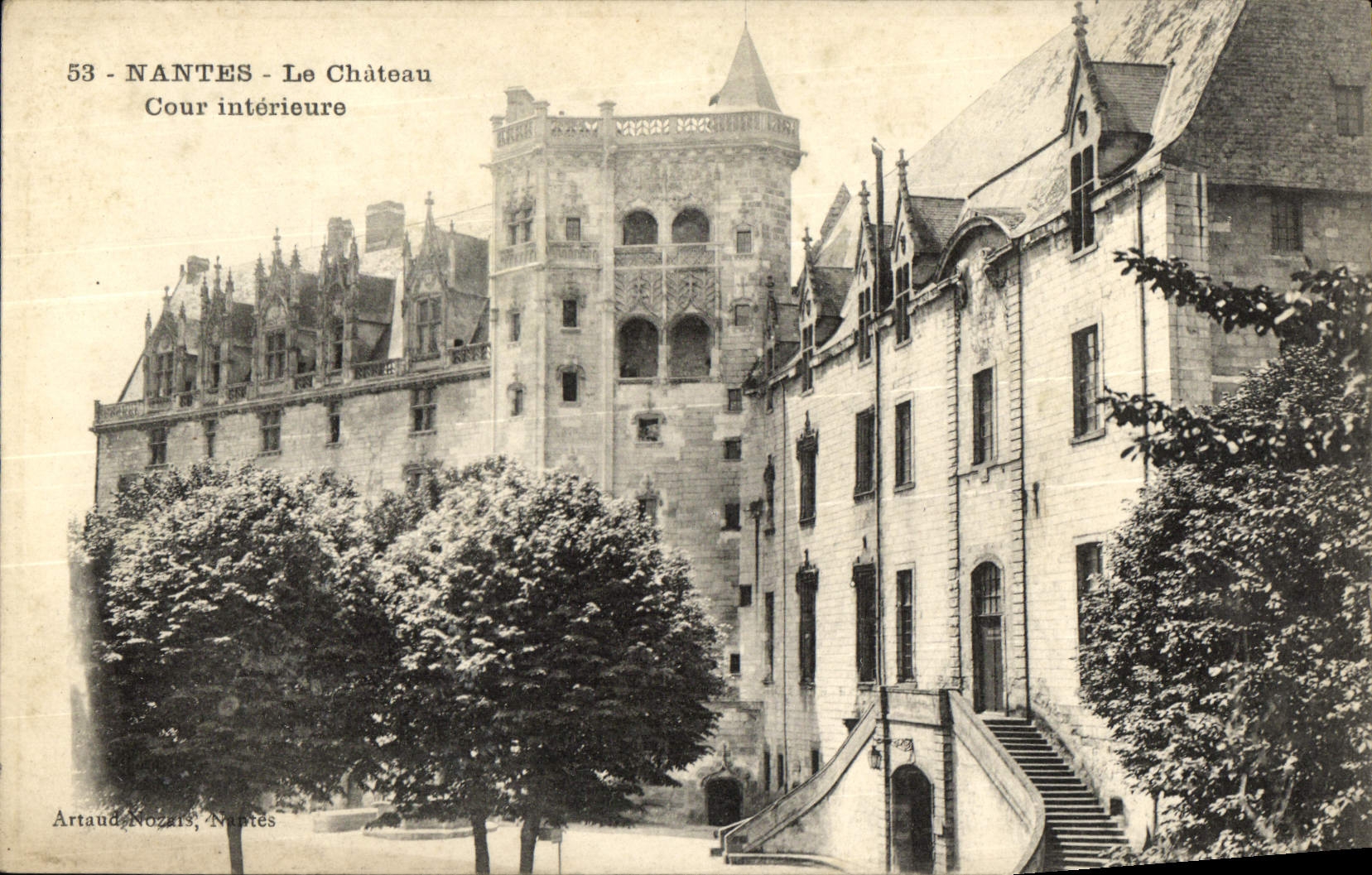 CPA Nantes Le Chateau Cour Interieure