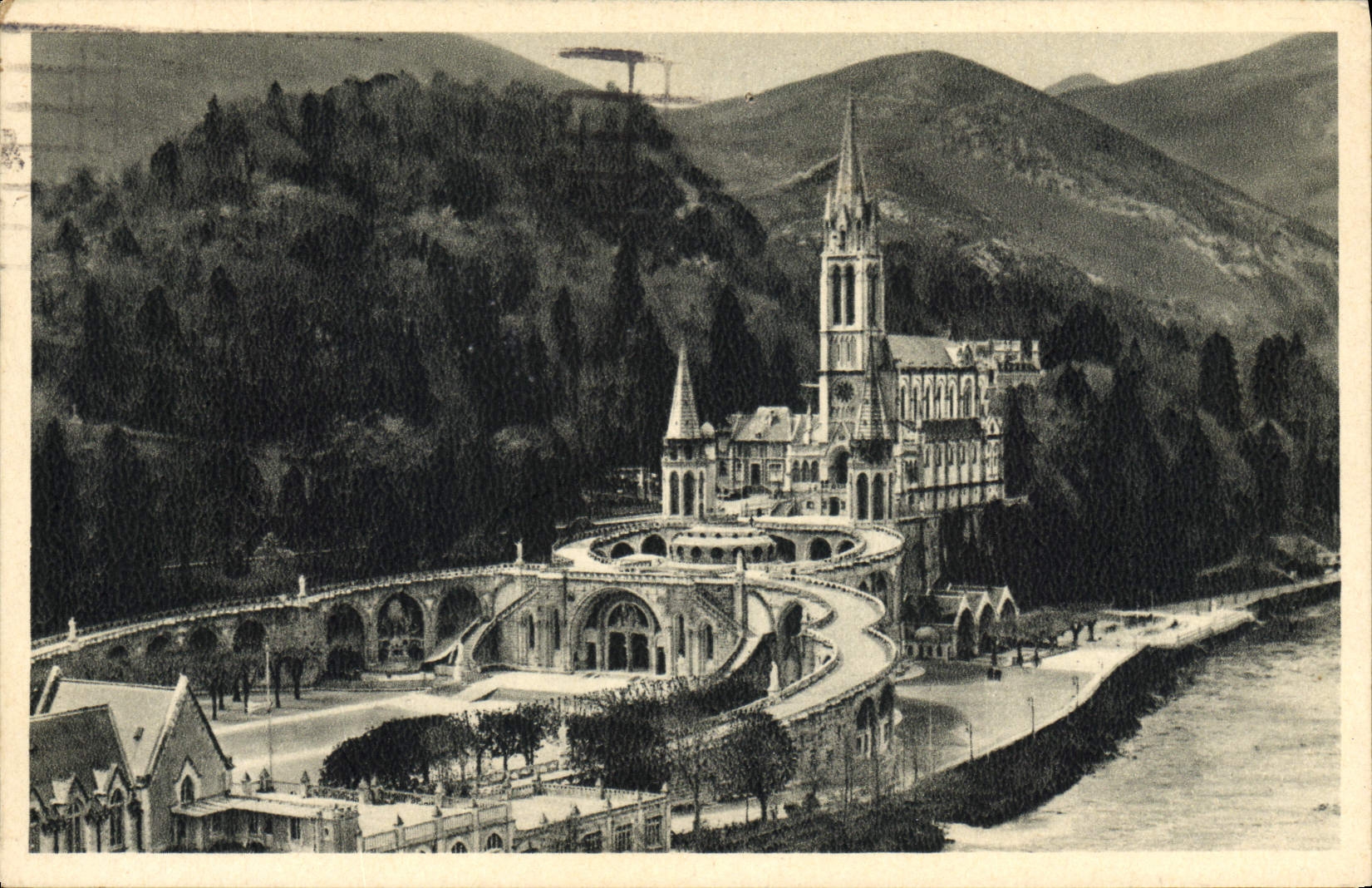 CPA Lourdes Vue d'Ensemble Sur La Basilique