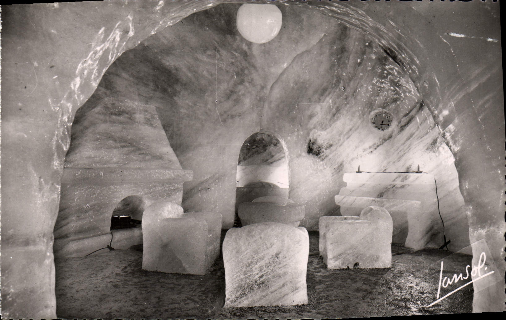 CPM Chamonix Le Montenvers La Grotte De La Mer De Glace La salle a manger