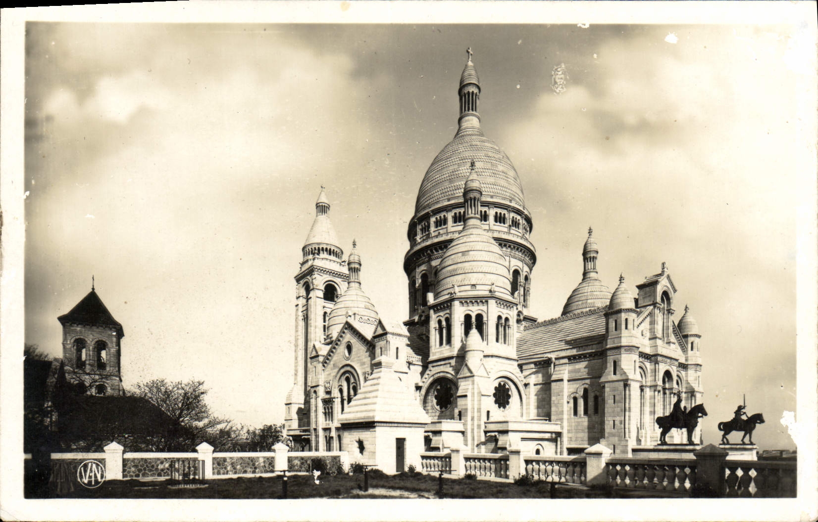 CPA Paris Basilique Du Sacre Coeur Et St Pierre De Montmartre