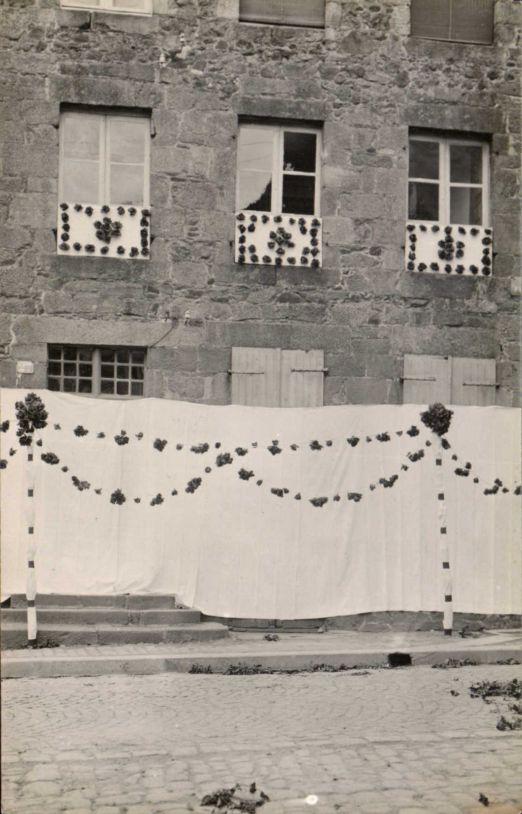 CARTE PHOTO Fete Fleurs accrochees aux murs 