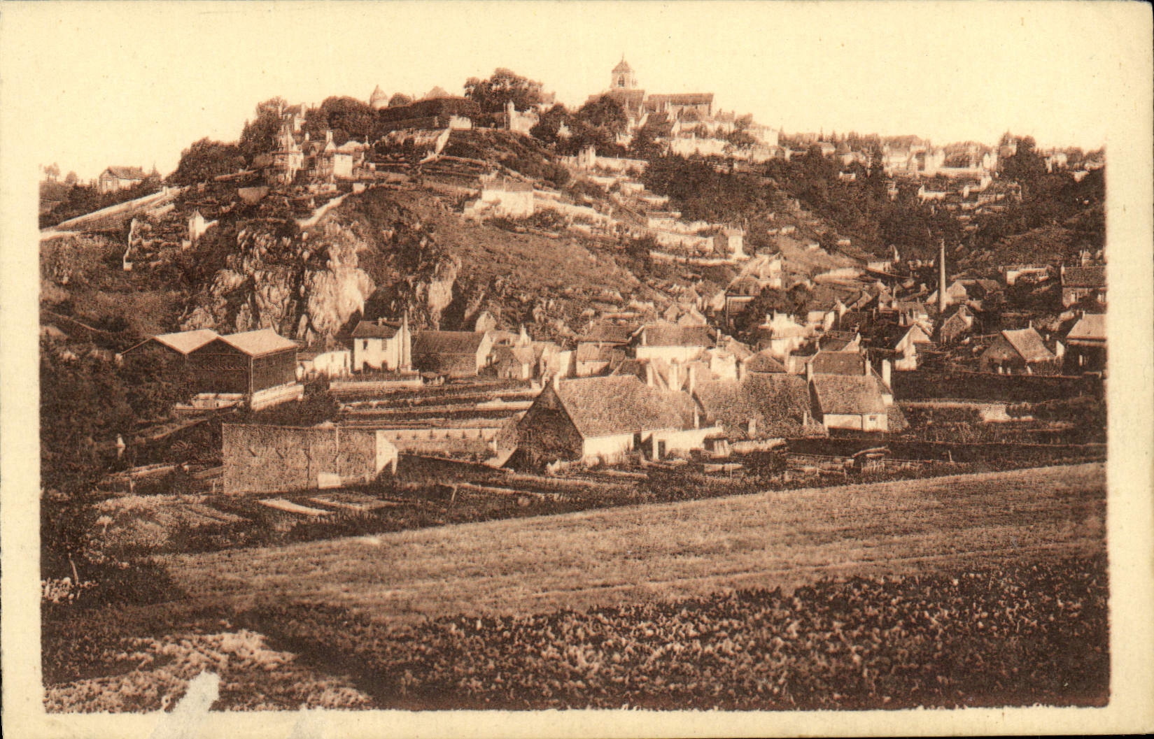 Avallon — Vue sur la ville et le faubourg de Cousin-la-Roche — Curret-Renaudot, éditeur