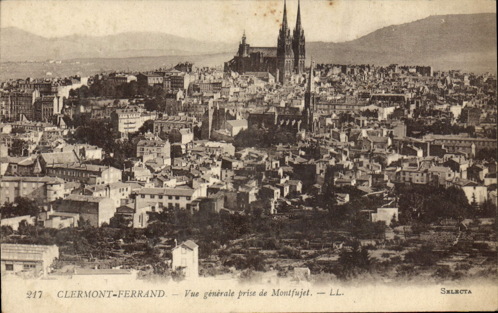 CPA Clermont Ferrand Vue Generale Prise De Montfujet