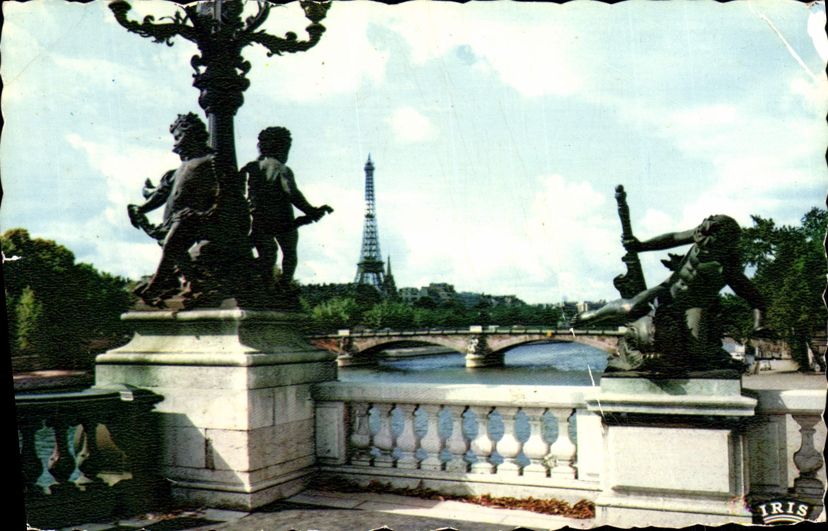 CPM Paris La tour Eiffel Vue De La Place De La Concorde