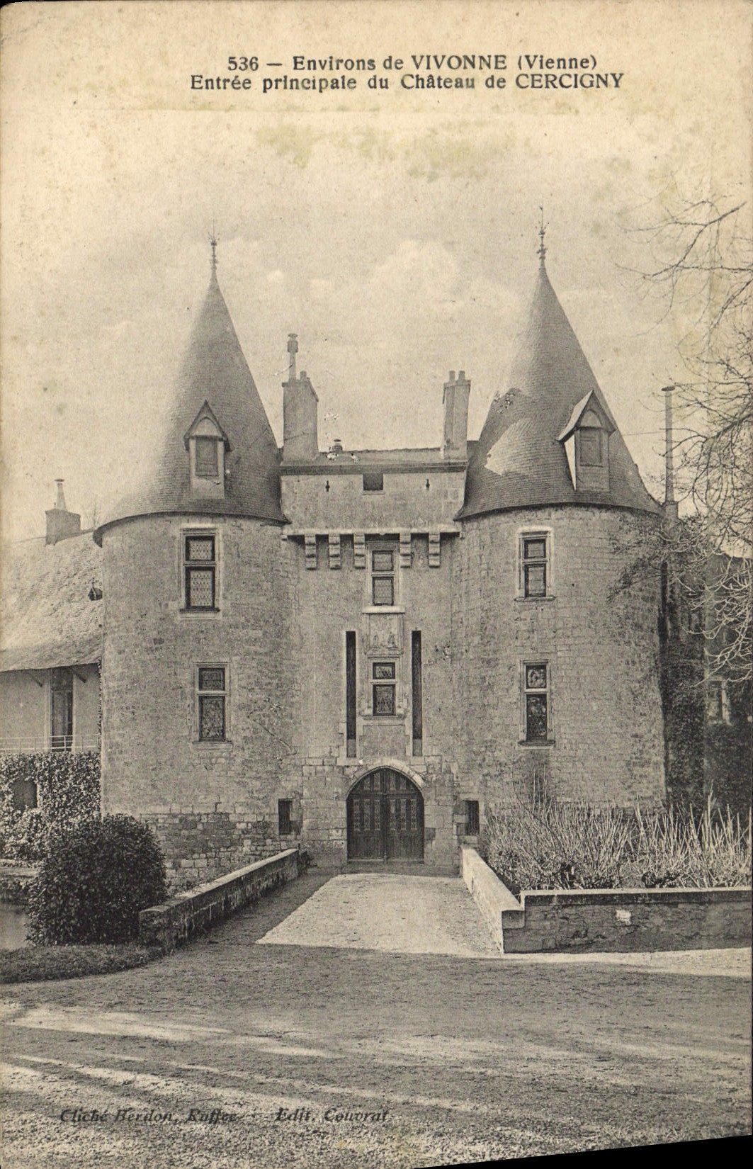 CPA Environs De Vivonne Entree Principale Du Chateau De Cercigny