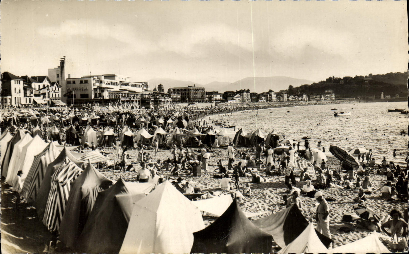 St-Jean-de-Luz - La Plage — vue animée de la plage avec tentes et baigneurs — éditeur C.A.P. n°131 - Anverso