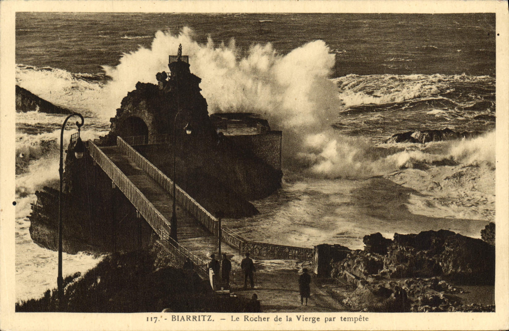 CPA Biarritz Le Rocher De La Vierge Par Tempete