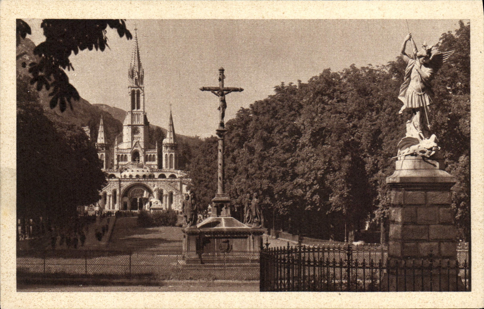 CPA Lourdes La Basilique Et l'Esplanade