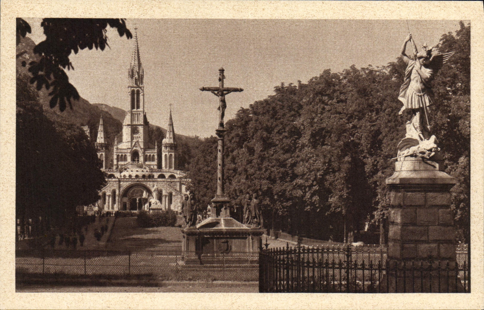 CPA Lourdes La Basilique Et l'Esplanade