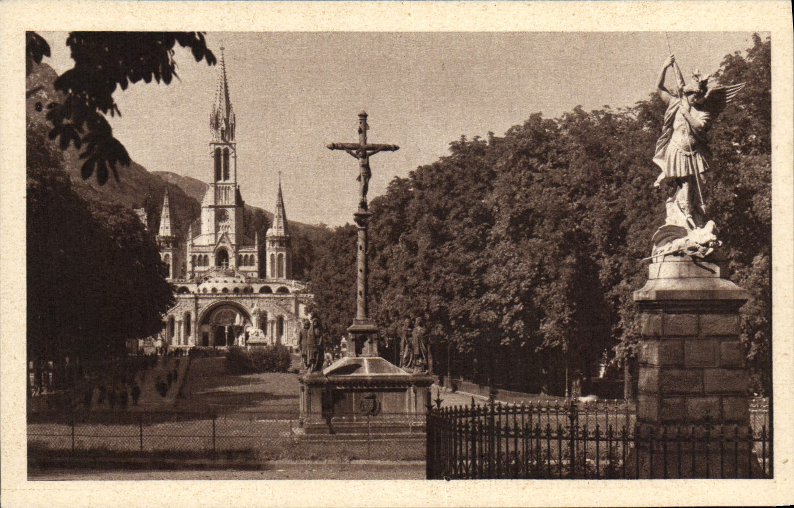 CPA Lourdes La Basilique Et l'Esplanade