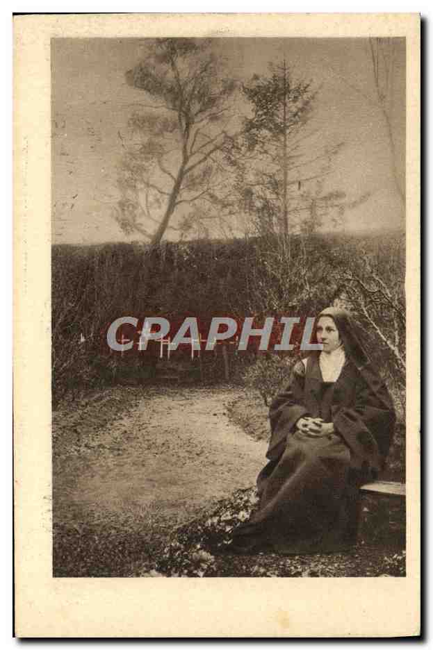Sœur Thérèse de l'Enfant Jésus assise dans le jardin — Centre mondial de piété de Lisieux — éditeur non visible