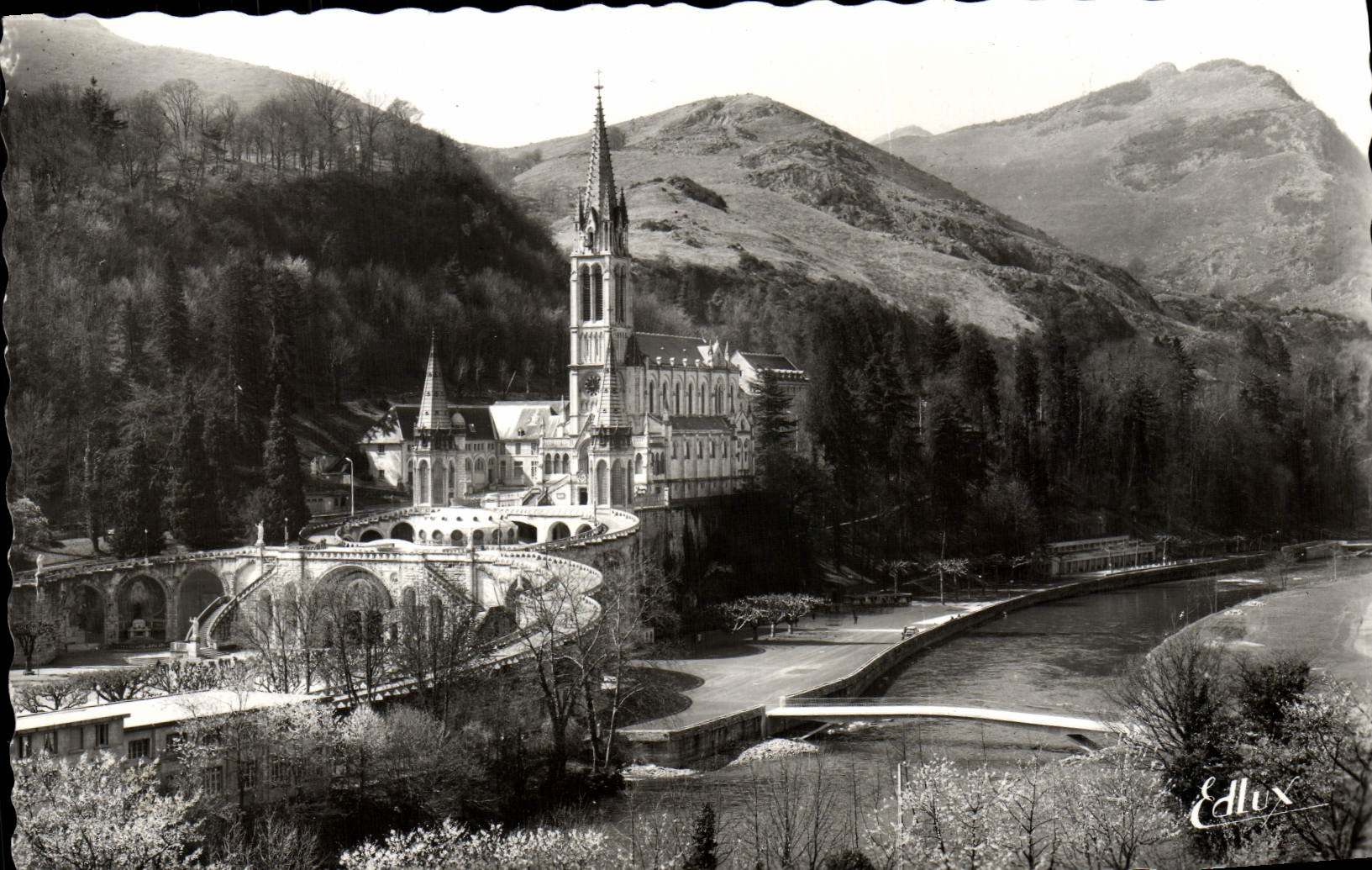CPM Lourdes La Basilique le Gave et les Nouveaux Ponts