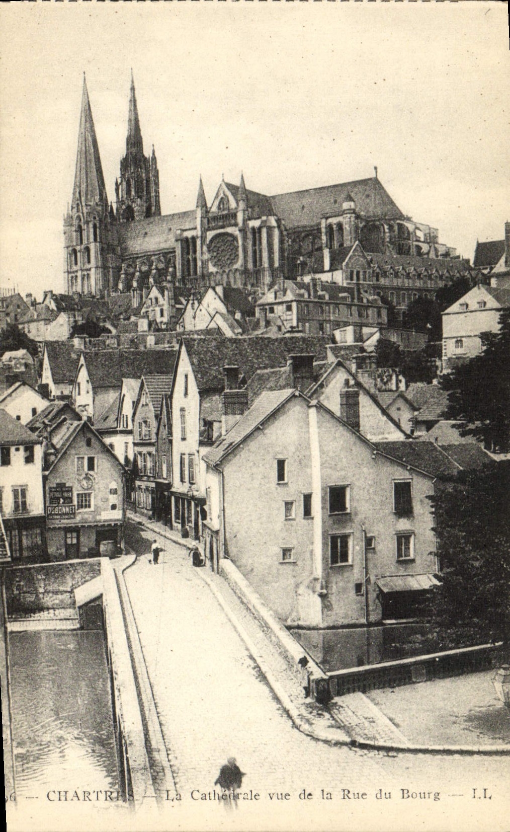 Chartres — La Cathédrale vue de la Rue du Bourg — I.L. — n°66