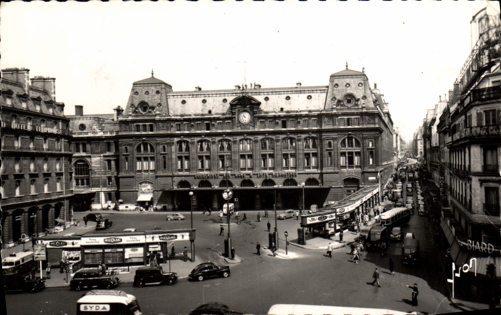 CPM Paris En Flanant Gare St Lazare Cour d'Amsterdam