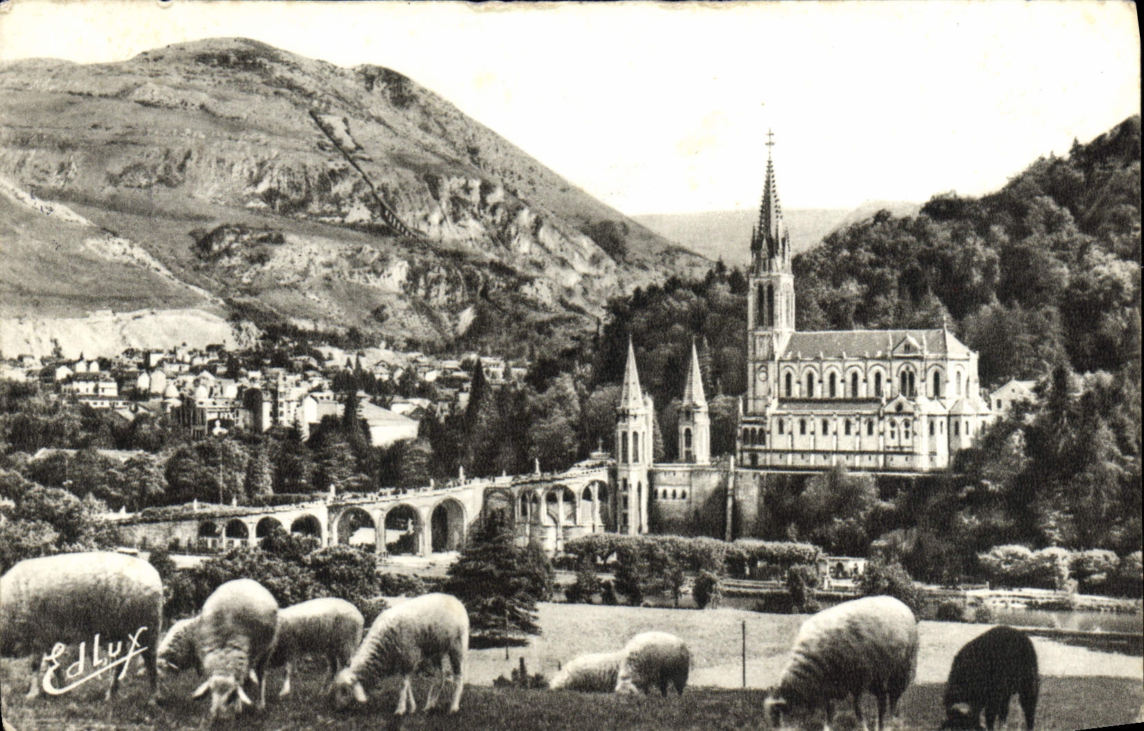 CPM Lourdes La Basilique et le Pic du Jer