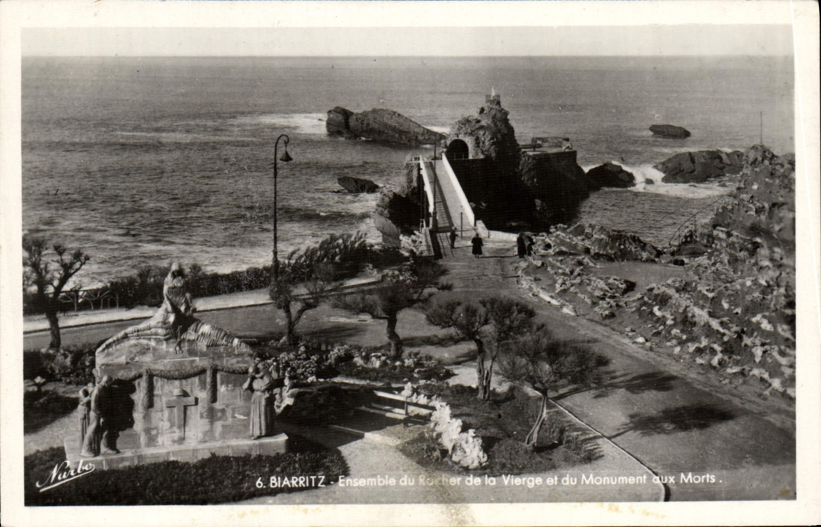CPM Biarritz Ensamble du de La Vierge et du Monument aux morts