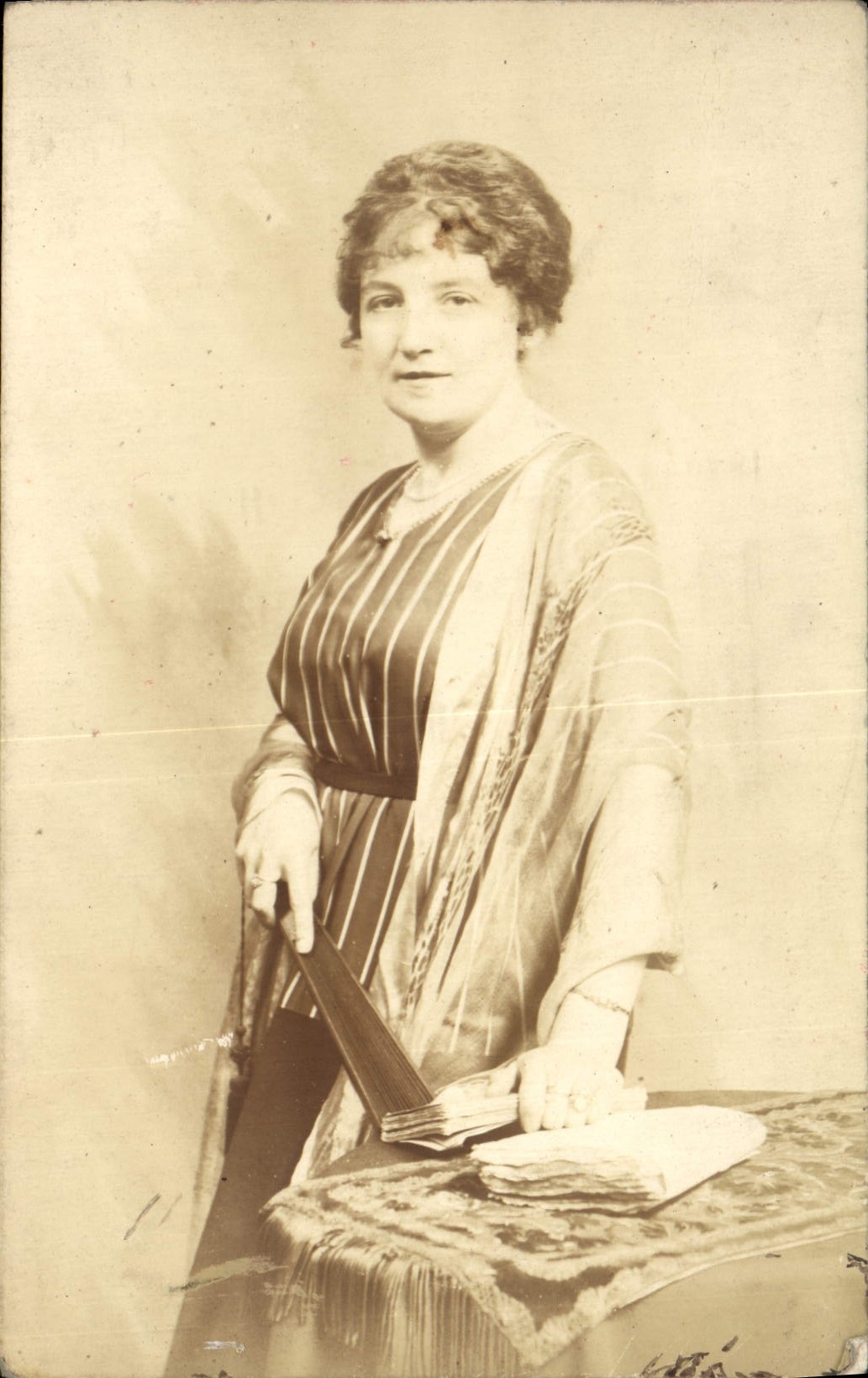 Porträt einer Frau — Ära 1900-1920 — kein Verlag oder Nummer sichtbar - Vorderseite