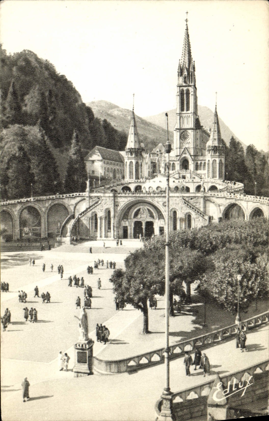 CPA Lourdes La Basilique et L'Esplanade