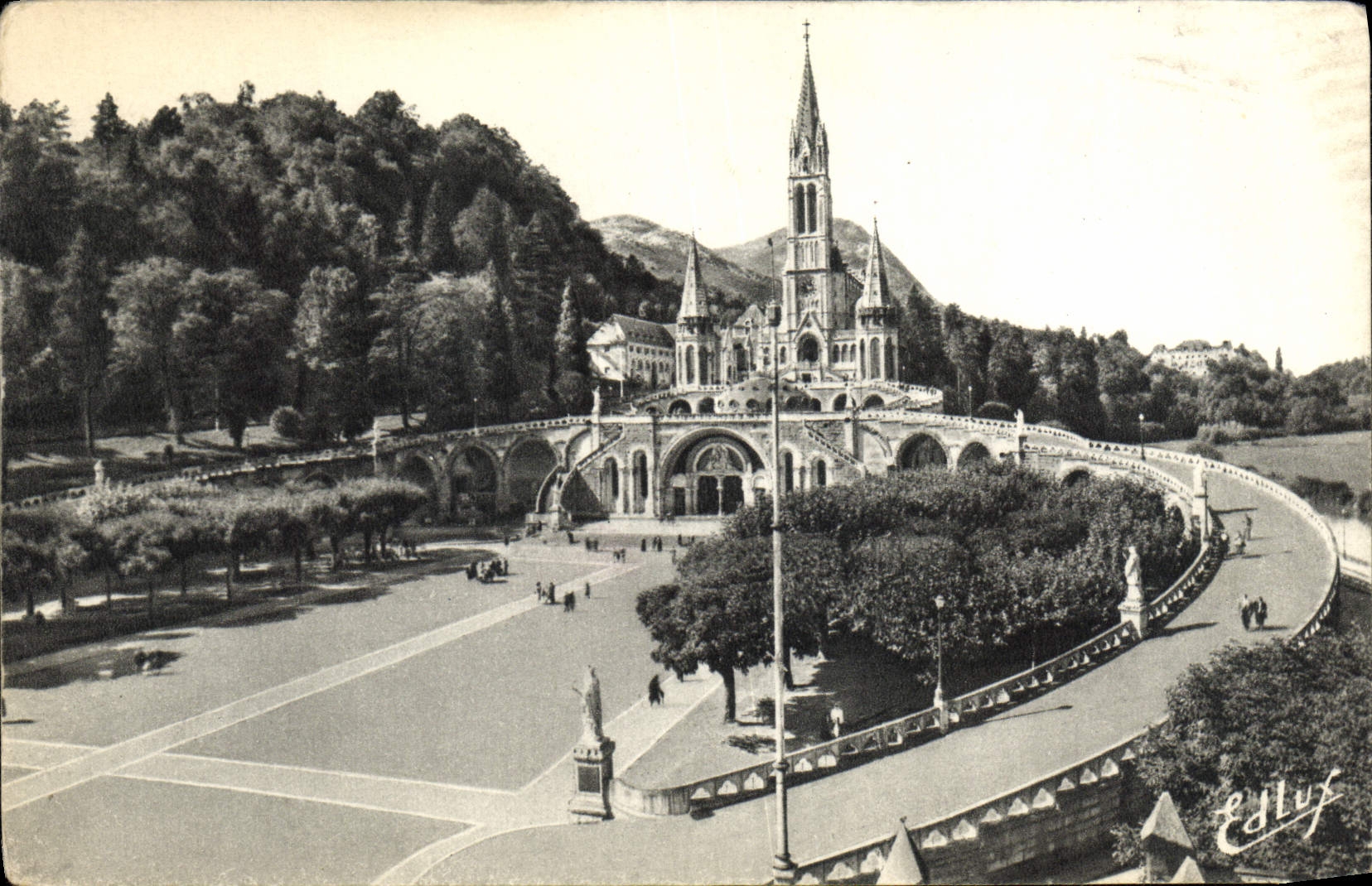 CPA Lourdes La Basilique et L'Esplanade