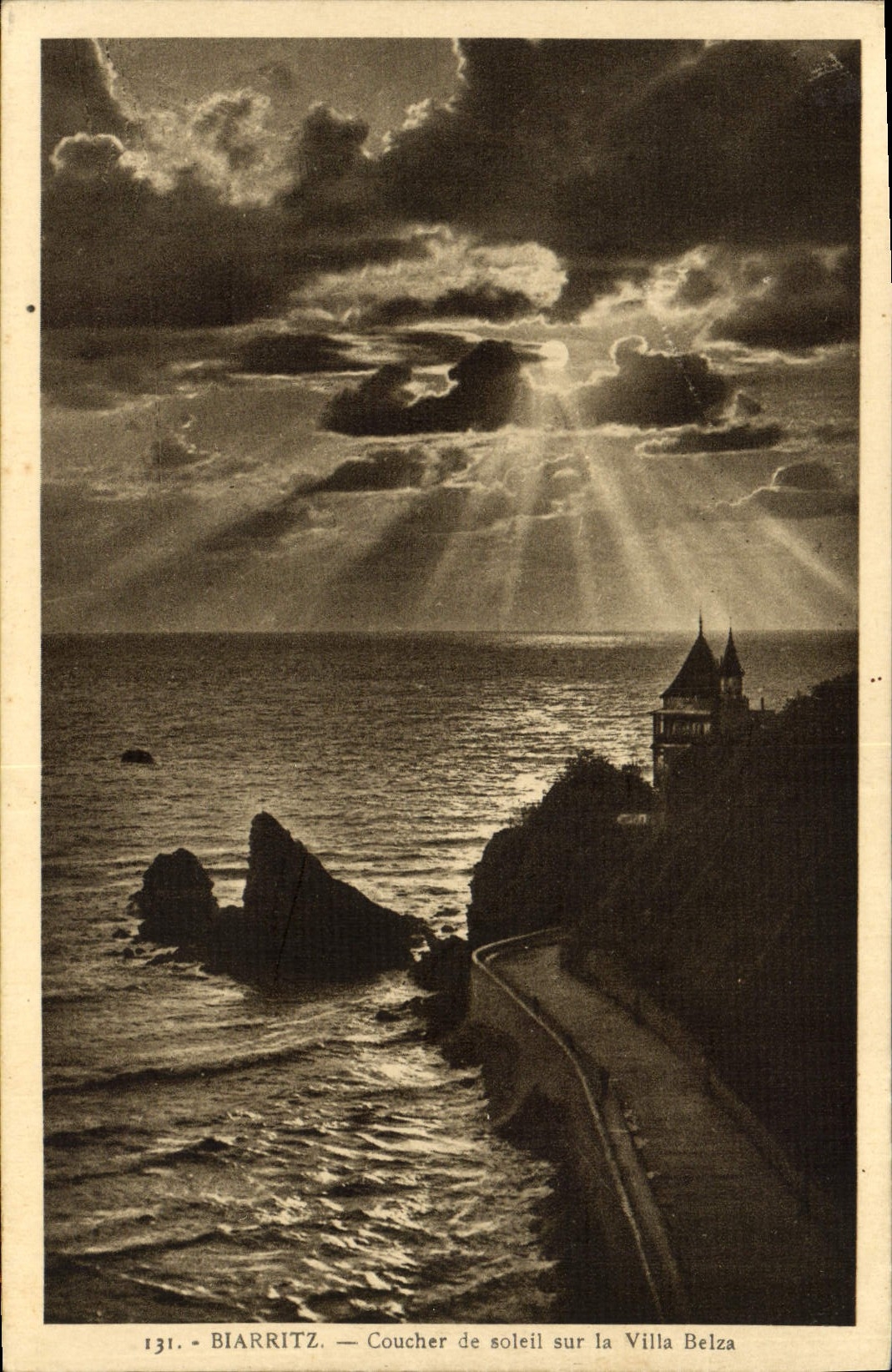 CPA Biarritz Coucher de Soleil sur la Villa Belza