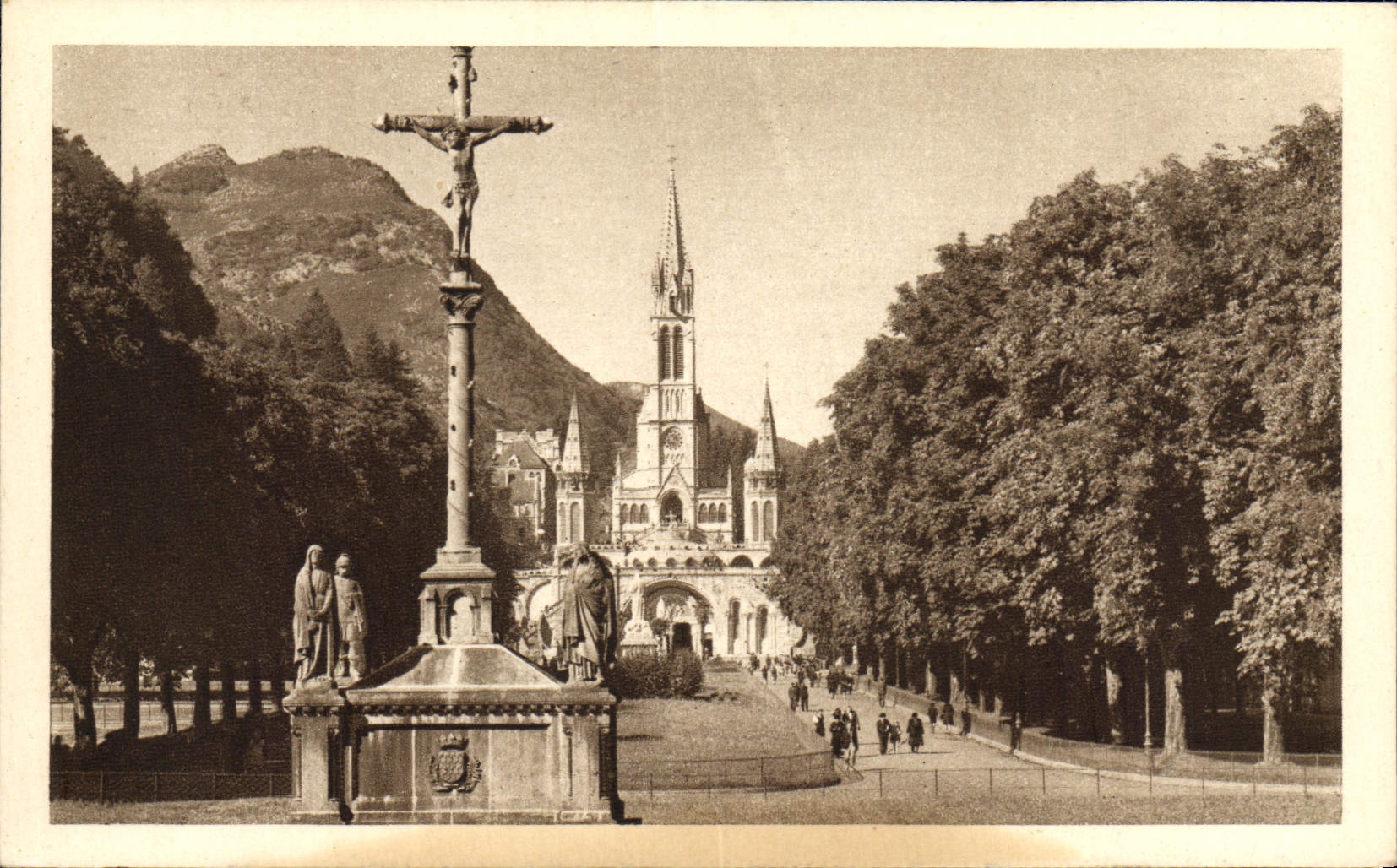 CPA Lourdes Calvaire Breton et Basilique