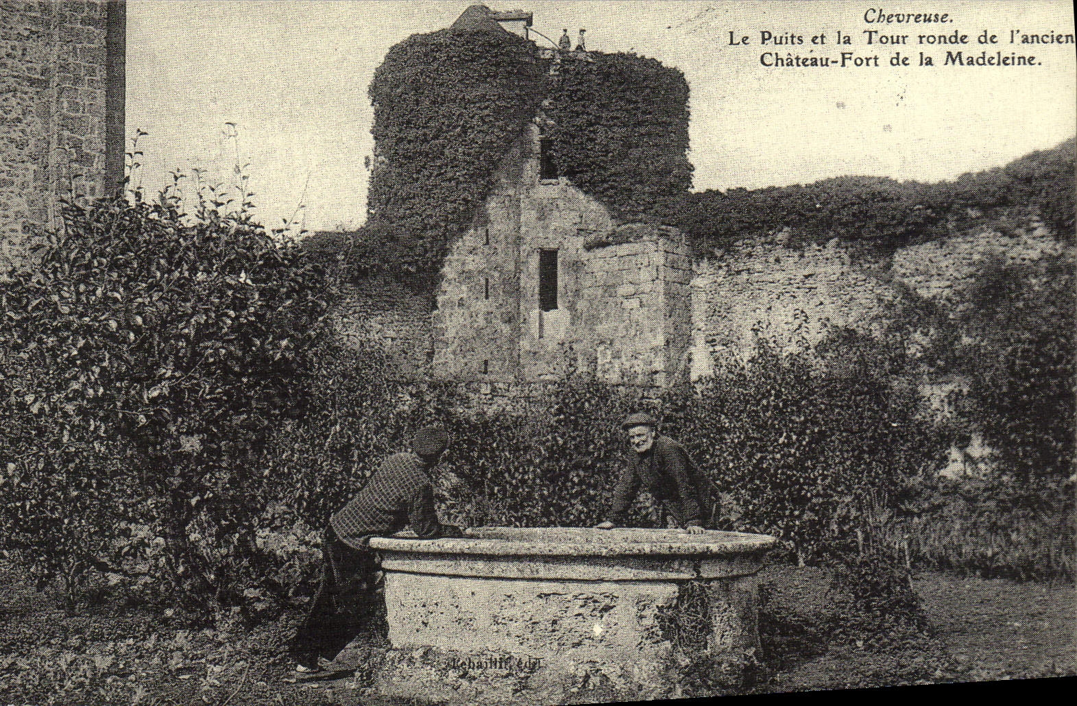 Chevreuse — Le Puits et la Tour ronde de l'ancien Château-Fort de la Madeleine — Réhachin & Cie