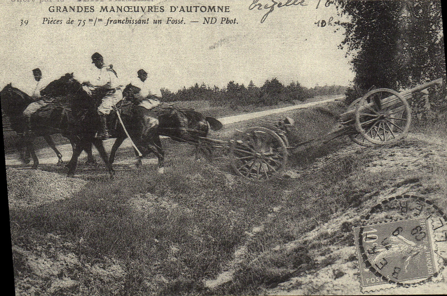 Grandes Manœuvres d'Automne — Pièces de 75 mm franchissant un fossé — ND Pbot.